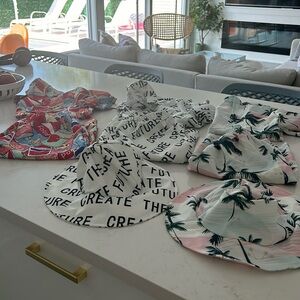 3 boys outfits with 2 hats size 10 to 12ish❤️